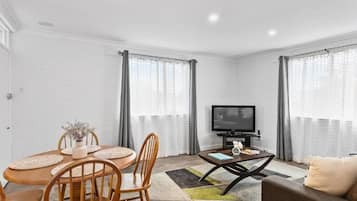 Kamar Triple Comfort | Area keluarga | Televisi 15-inci dengan saluran TV kabel dan pemutar DVD