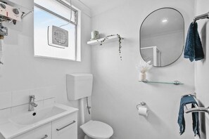 Kamar Triple Comfort | Kamar mandi | Shower, perlengkapan mandi gratis, pengering rambut, dan handuk