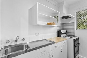 舒適三人房 | 私人廚房 | 大型冰箱、微波爐、烤箱、爐台