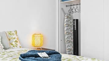 Comfort Triple Room | Meja, seterika/papan seterika