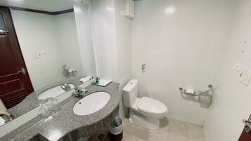 Amenidades de baño gratuitas, secadora de cabello, pantuflas, toallas