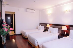 Quarto triplo luxo | Frigobar, escrivaninha, quartos à prova de som, Wi-Fi de cortesia