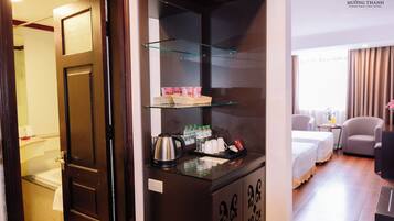 Deluxe Triple Room | Bathroom | Free toiletries, hair dryer, slippers, towels