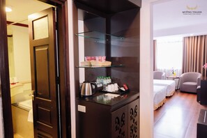 Quarto triplo luxo | Banheiro | Produtos de toalete grátis, secador de cabelo, chinelos 