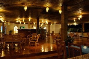 Bar (on property) - Peacock Beach Resort & Spa (Hambantota)