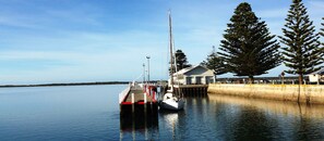 On the beach - Port Albert Motel (Port Albert)