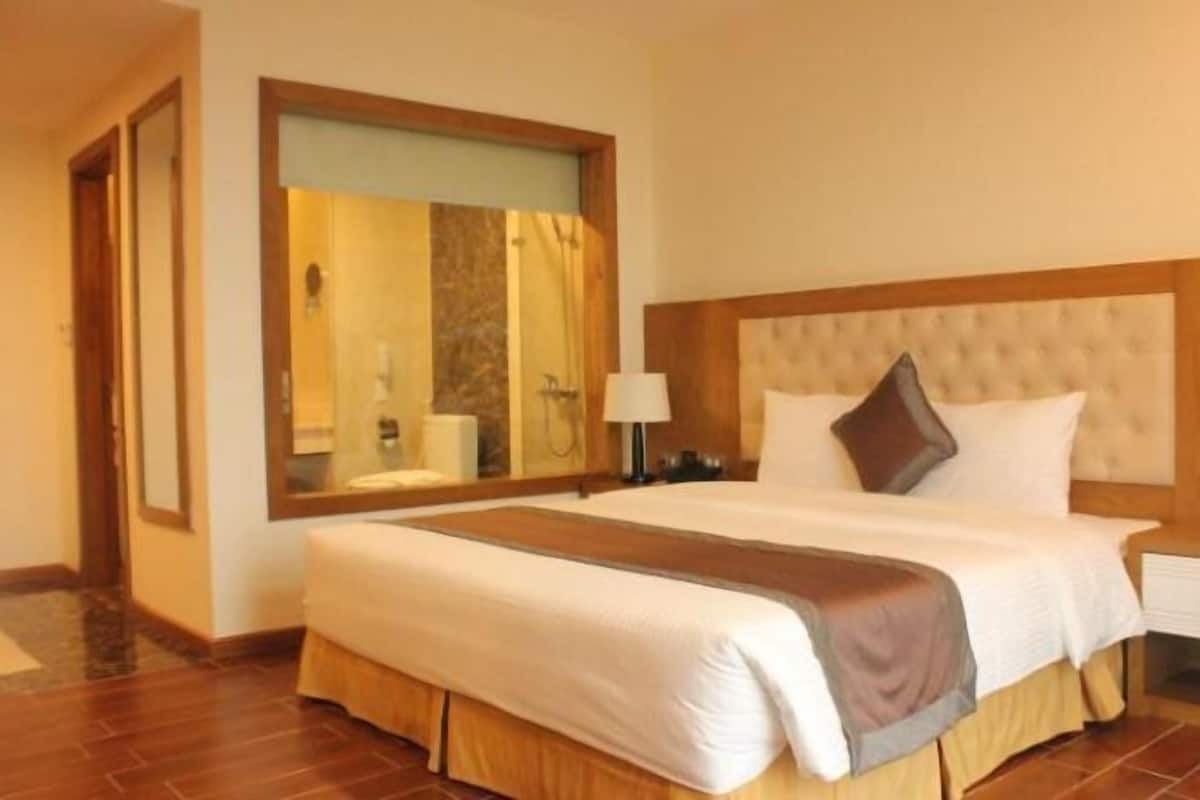 Minibar, safe på rommet, skrivebord og blendingsgardiner