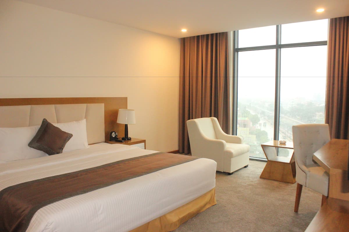 Executive Suite | 1 bedroom, minibar, in-room safe, desk