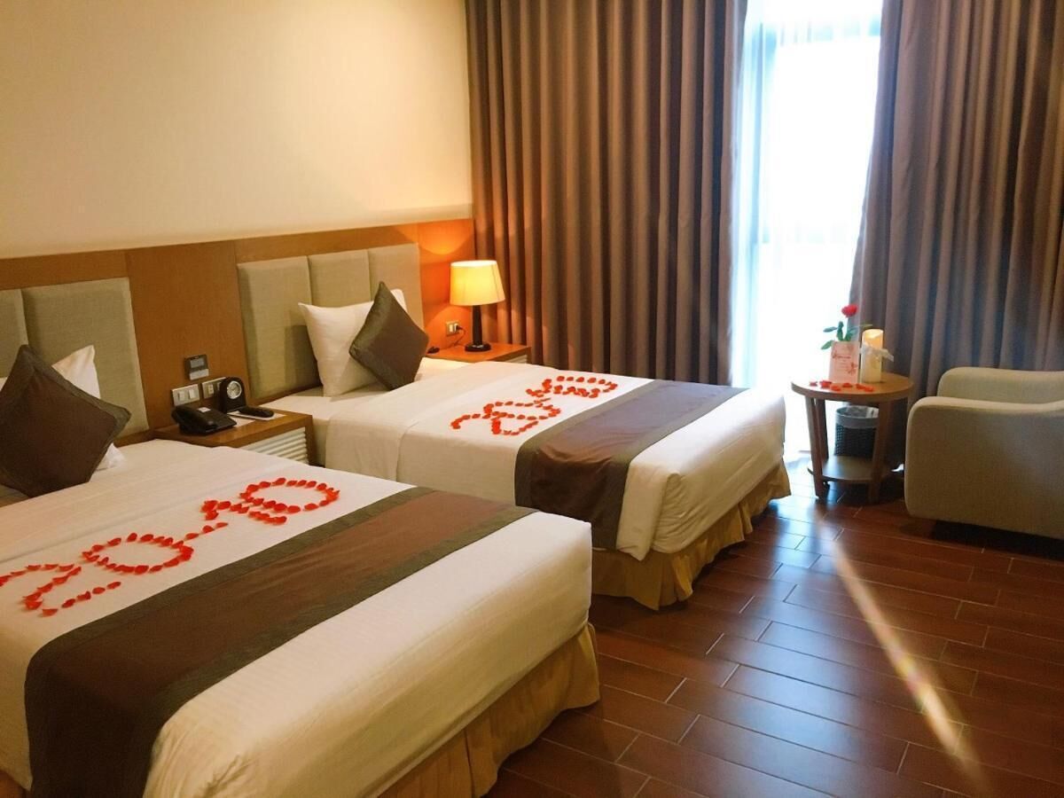 Minibar, brankas, meja kerja, dan tirai kedap cahaya