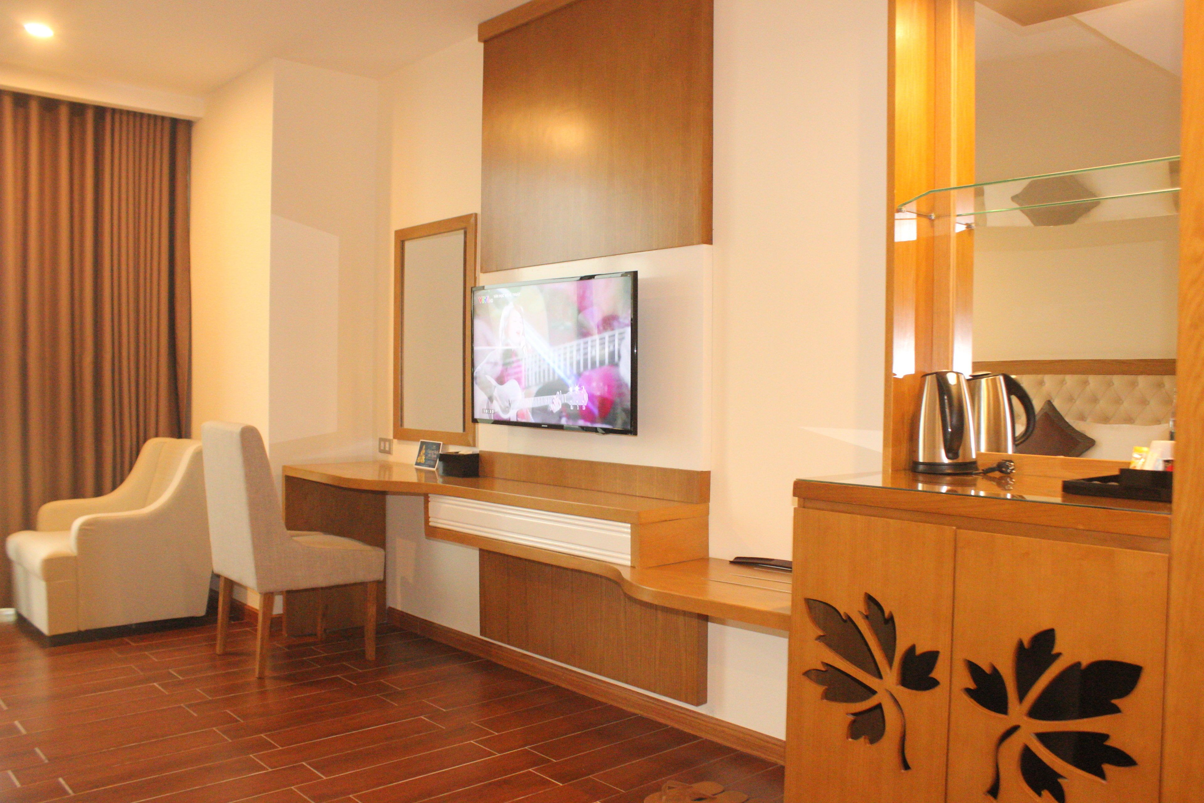 deluxe king room | 1 bedroom, minibar, in-room safe, desk