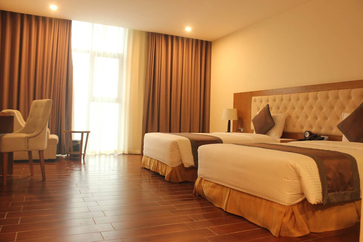 Deluxe Twin Room | Minibar, in-room safe, desk, blackout curtains