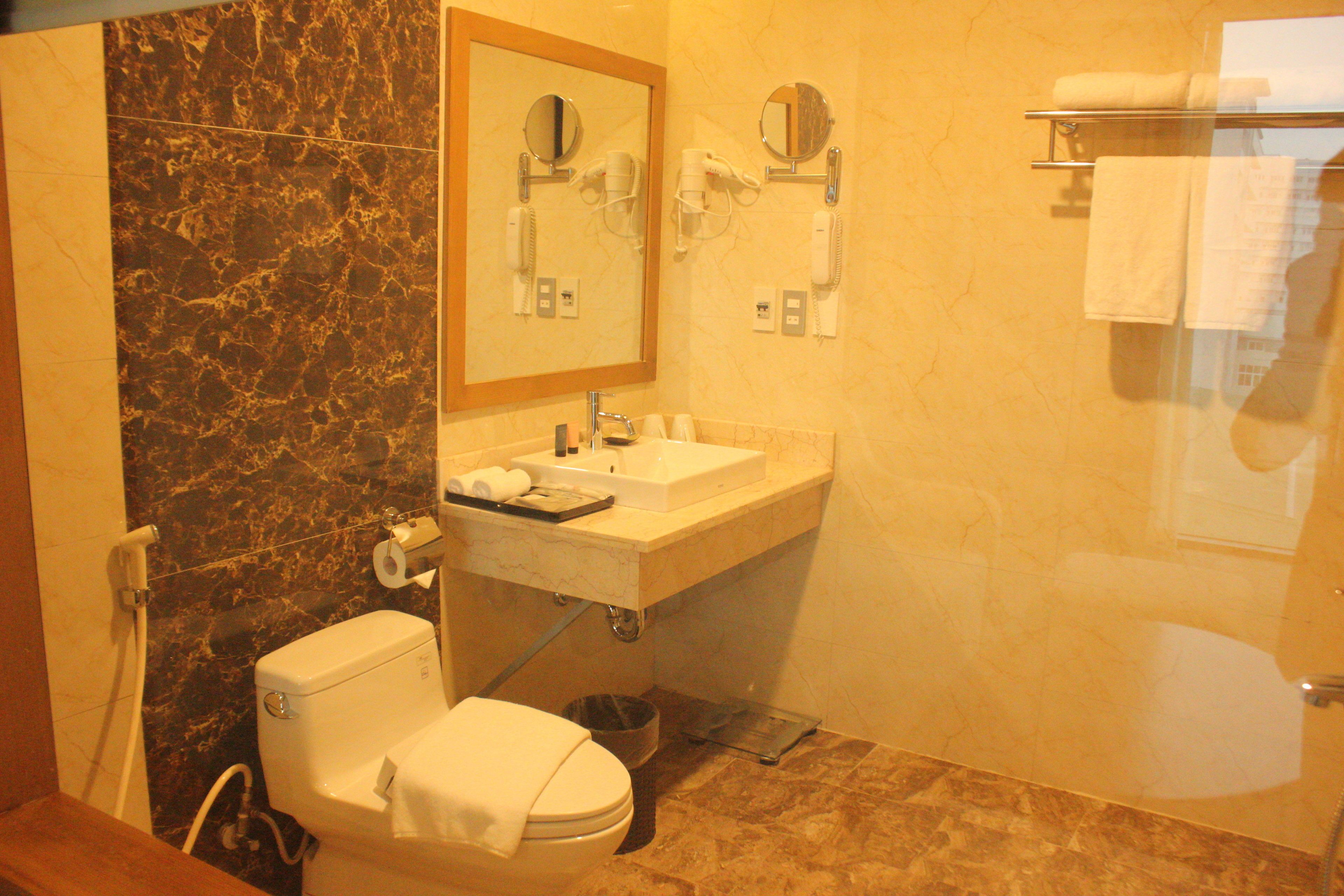 deluxe twin room | bathroom | free toiletries, hair dryer, slippers, bidet