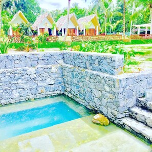 Outdoor pool, pool umbrellas, pool loungers - Airport resort (Seeduwa - Katunayake)