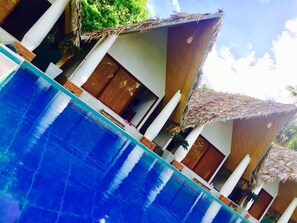 Outdoor pool, pool umbrellas, pool loungers - Airport resort (Seeduwa - Katunayake)