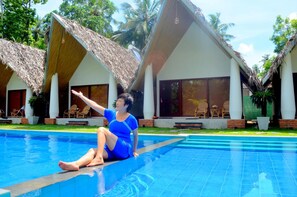 Outdoor pool, pool umbrellas, pool loungers - Airport resort (Seeduwa - Katunayake)