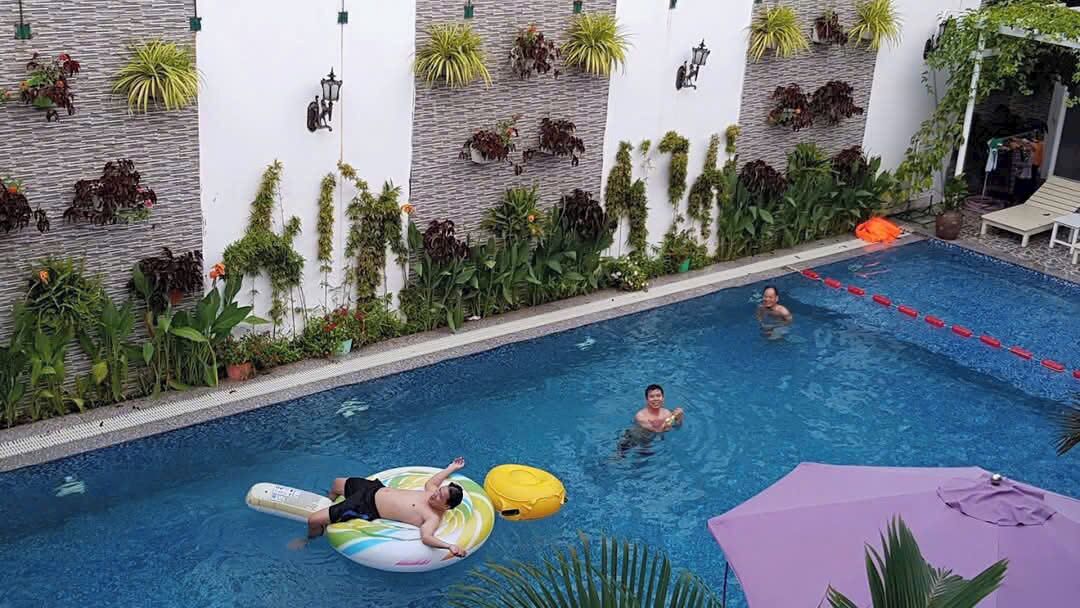 outdoor pool, pool loungers