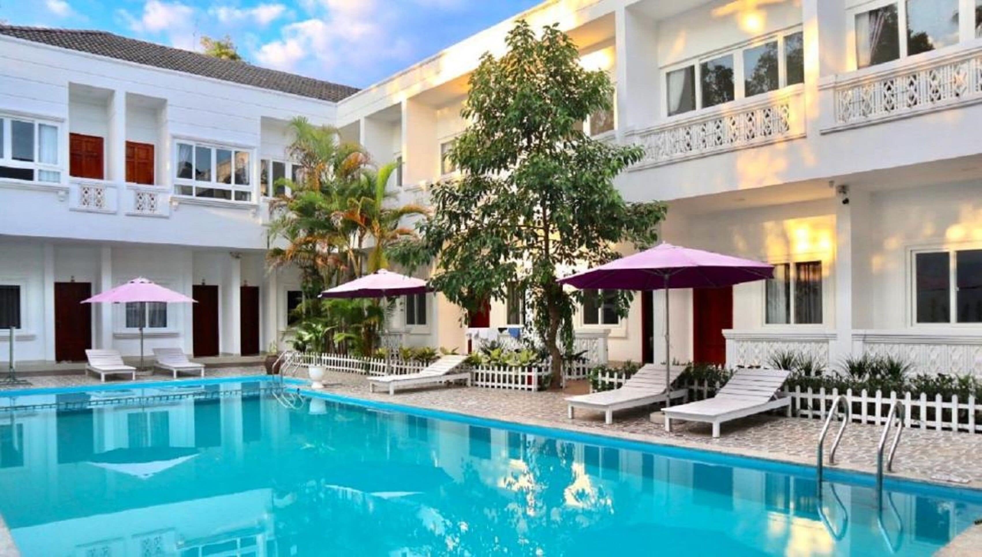 outdoor pool, pool loungers