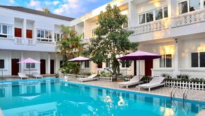 Outdoor pool, sun loungers - Lavender Resort (Phu Quoc)