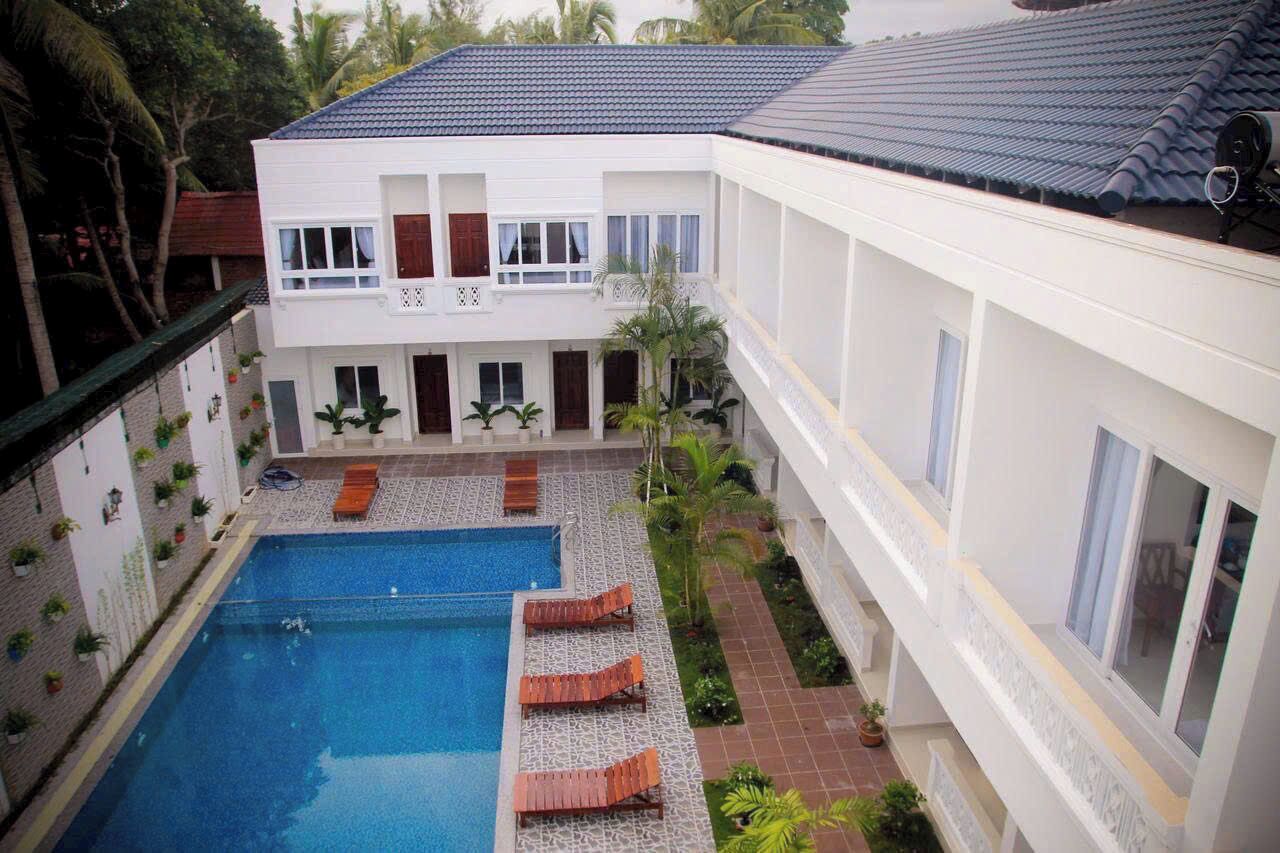 outdoor pool, pool loungers