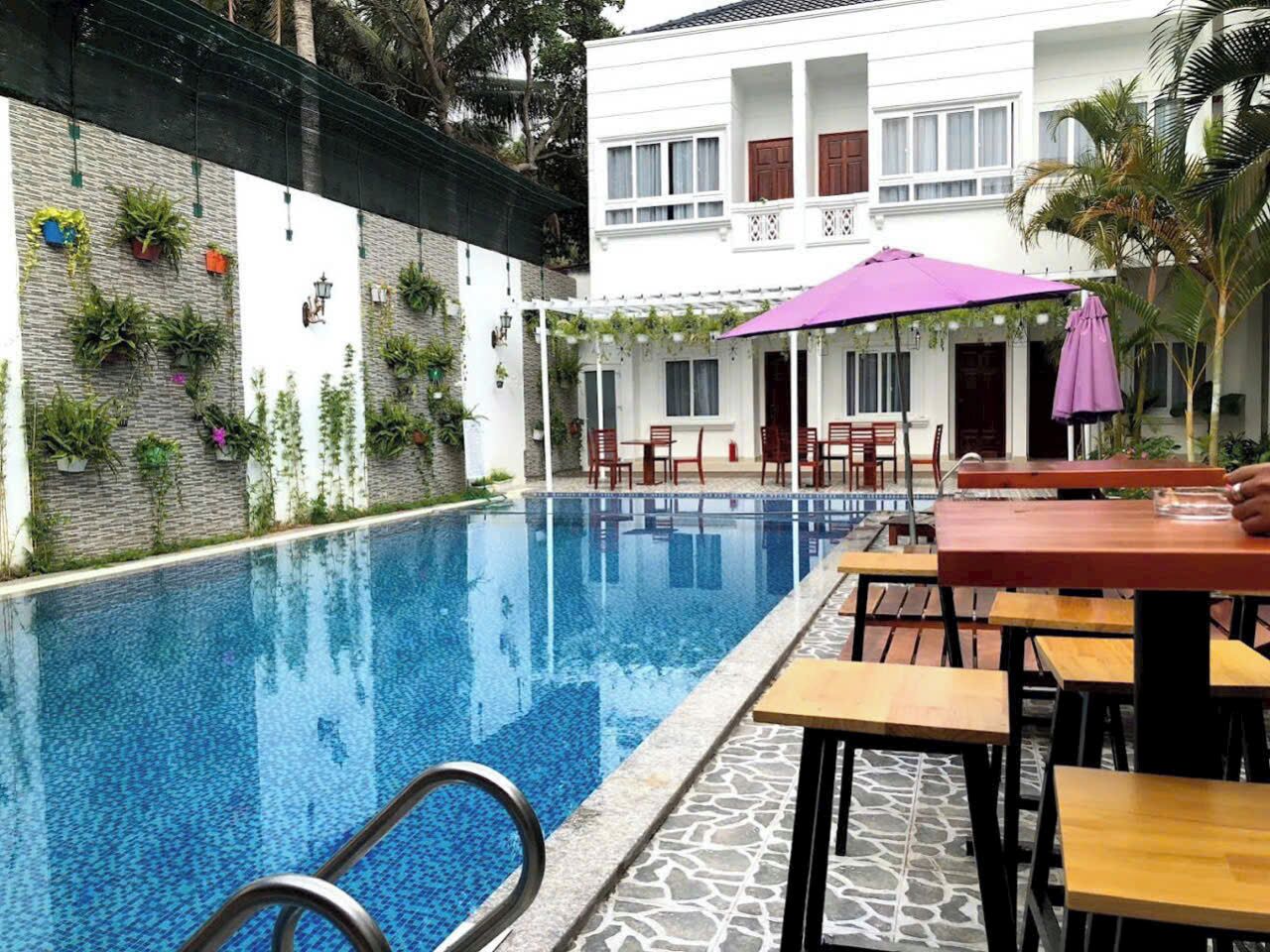 outdoor pool, pool loungers