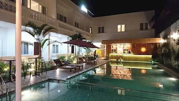 Outdoor pool, pool loungers