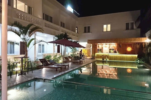 Piscina externa, espreguiçadeiras
