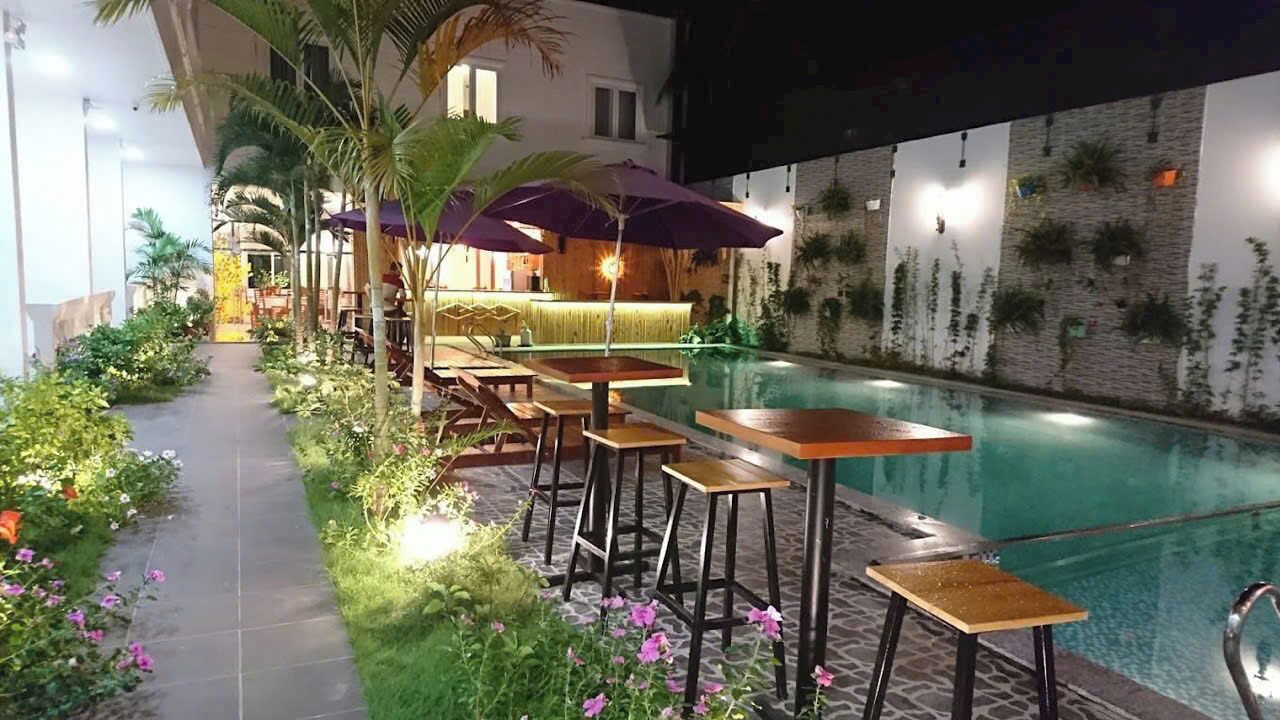 outdoor pool, pool loungers