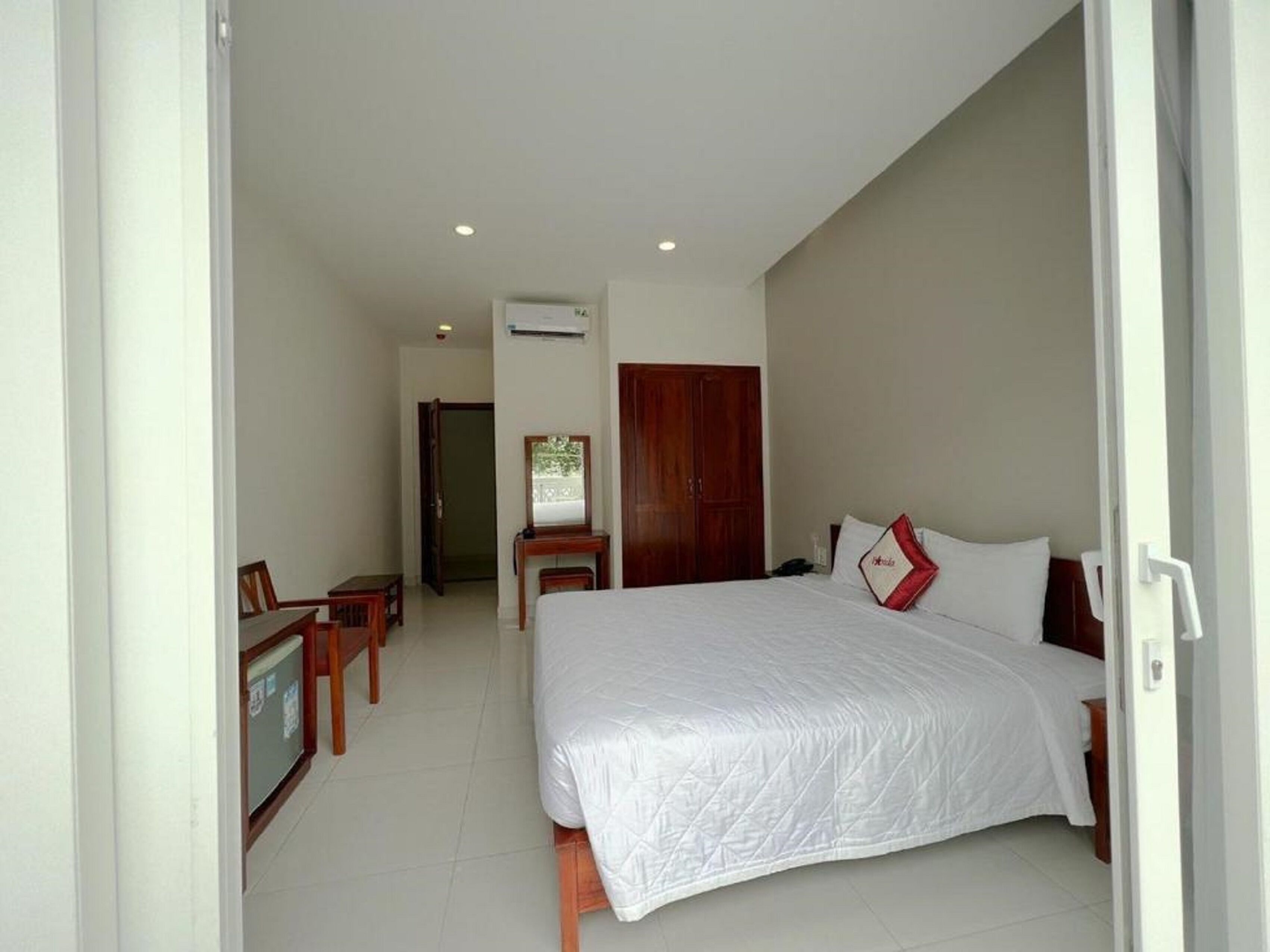 standard double room | hypo-allergenic bedding, minibar, in-room safe, desk