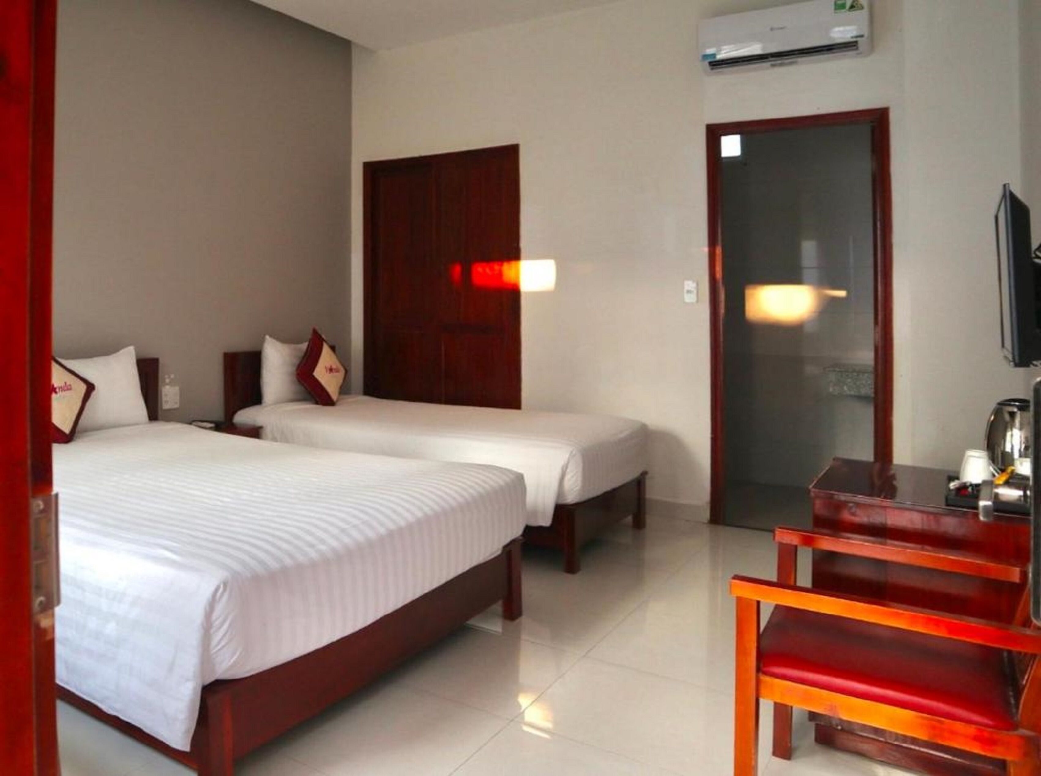 deluxe triple room | hypo-allergenic bedding, minibar, in-room safe, desk