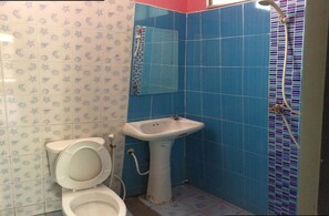 Kahden hengen standard-huone | Kylpyhuone | Suihku, ilmaiset hygieniatuotteet, pyyhkeet