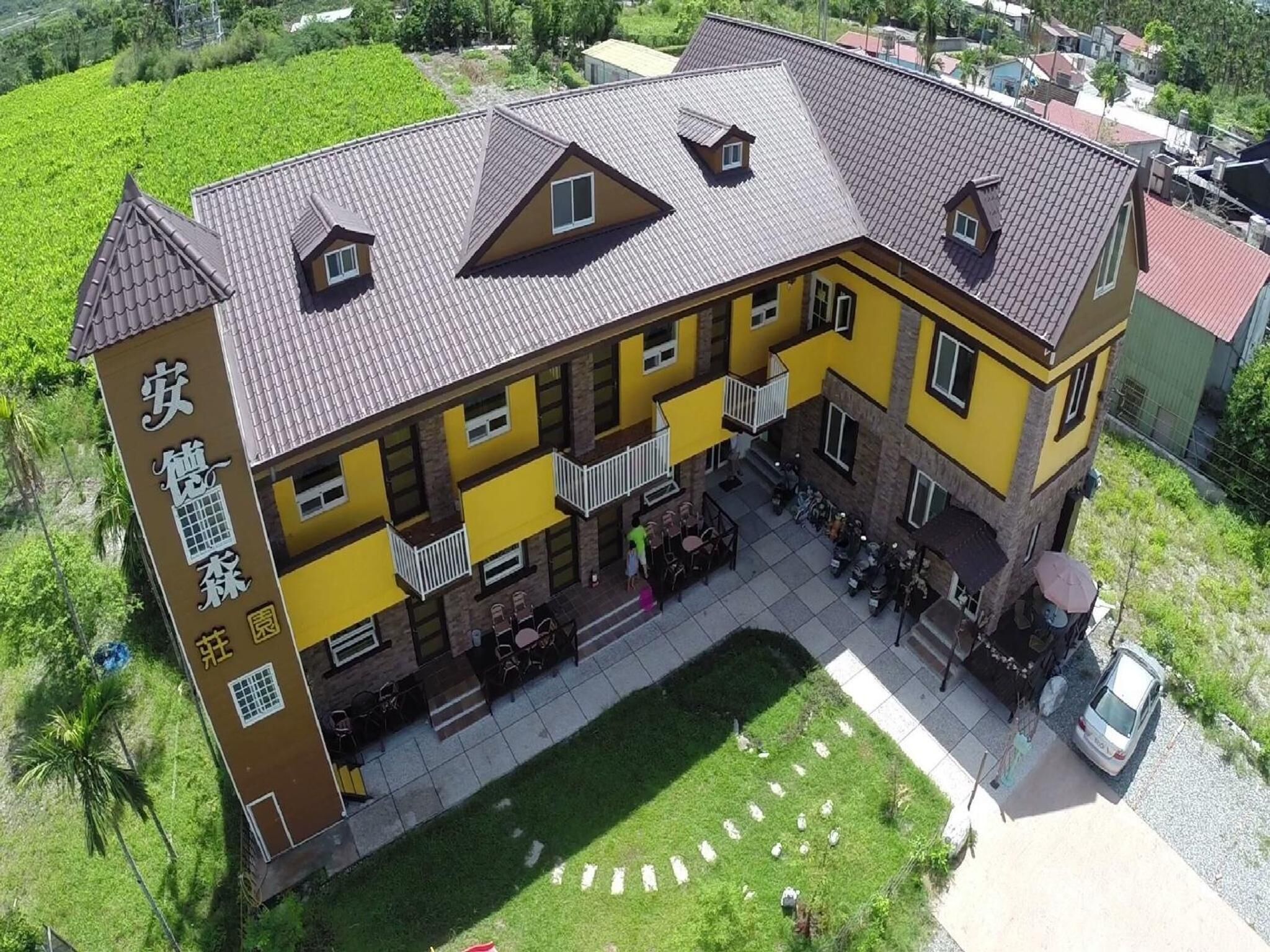 Un bâtiment jaune avec un toit en tuiles et une petite tour.