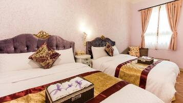 Quarto de hotel com duas camas, cada uma com cabeceira, mesa de cabeceira e mesa lateral. Há uma janela com cortinas, e um candelabro é visível no teto.