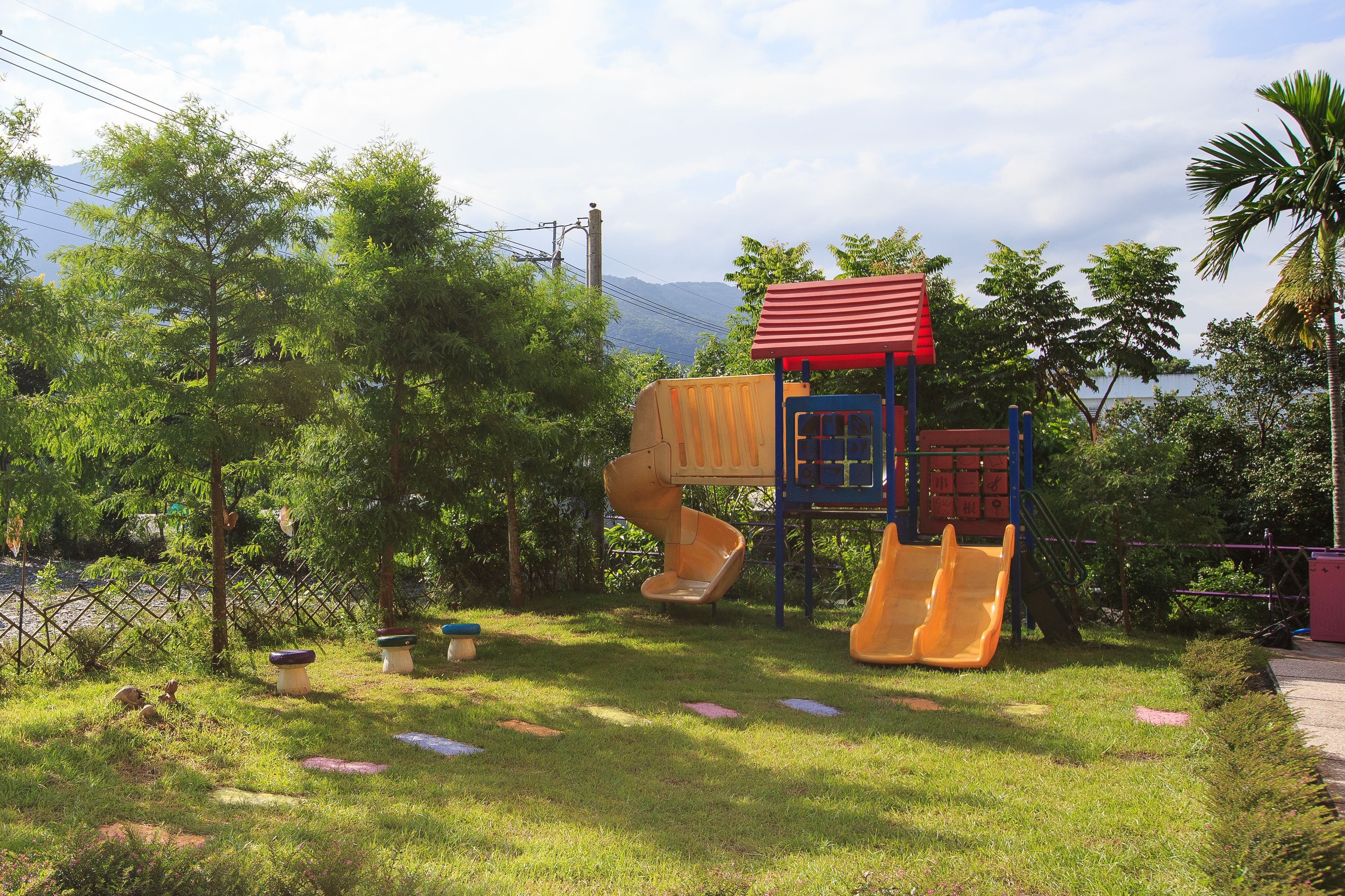 Un parque infantil con toboganes y estructuras para escalar.