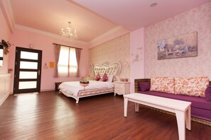 Escritorio, cortinas blackout y sistema de insonorización 