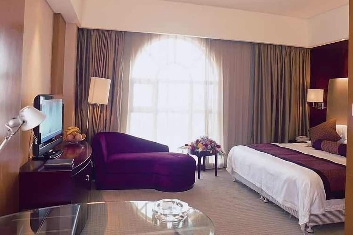 Deluxe Suite | Desk, blackout drapes, WiFi (free)
