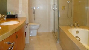 Deluxe Suite | Bathroom | Shower, free toiletries, hair dryer, slippers - Days Hotel Honglou Shanghai (Shanghai)