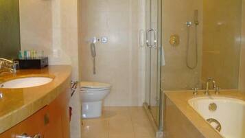 デラックス スイート | バスルーム | シャワー、バスアメニティ (無料)、ヘアドライヤー、スリッパ