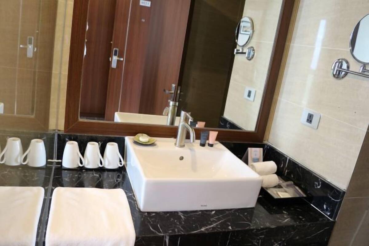 Bathroom | Combined shower/bathtub, free toiletries, hair dryer, bathrobes