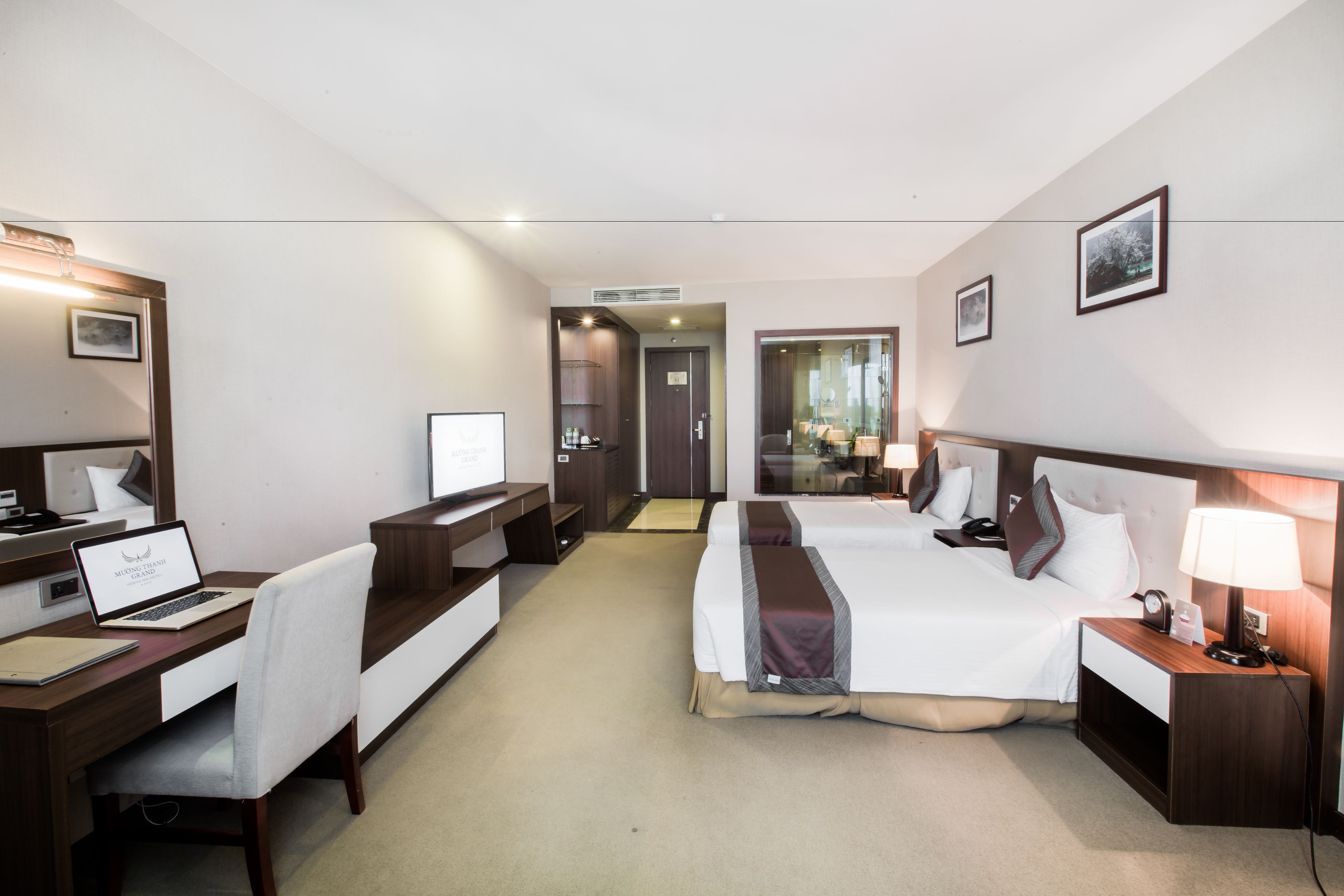 ميني بار وخزنة داخل الغرفة ومكتب وستائر تعتيم