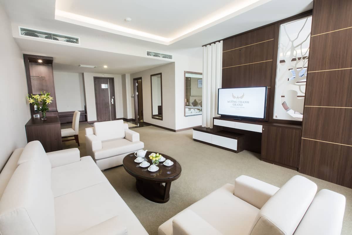 Executive Suite | Minibar, in-room safe, desk, blackout curtains