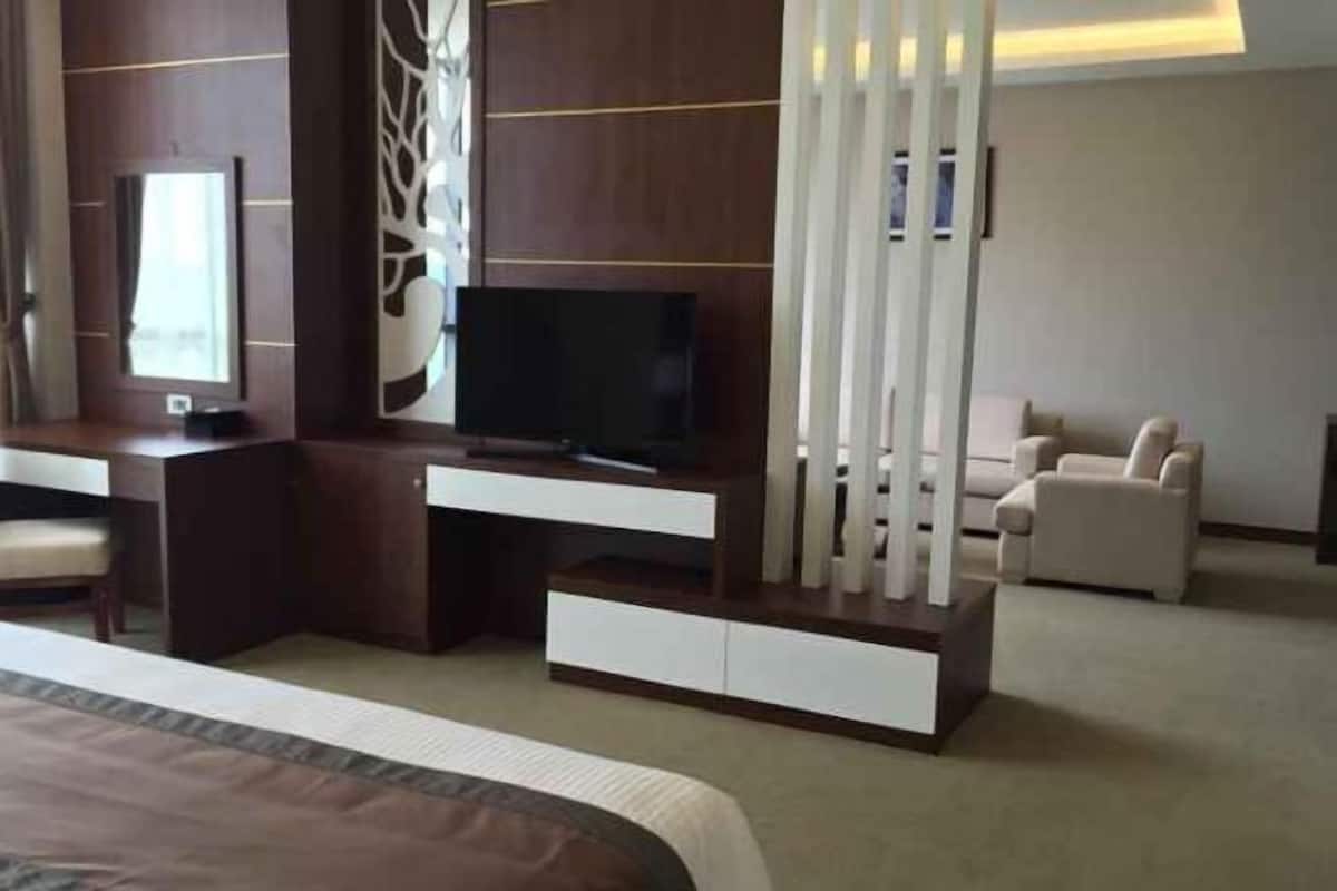 Minibar, brankas, meja kerja, dan tirai kedap cahaya