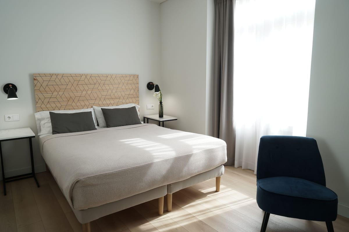 Habitación doble Confort, 1 cama Queen size | Ropa de cama de alta calidad, edredón y camas Select Comfort