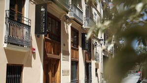 A building with a sign reading "Design Hotel Portal del Real MD". - MD Design Hotel Portal del Real (Valencia)