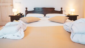 Zimmersafe, Babybetten, kostenloses WLAN, Bettwäsche