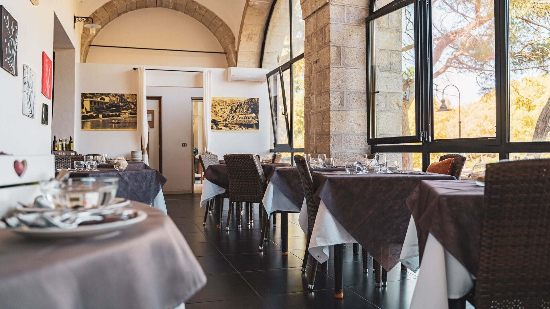 Déjeuner et dîner servis sur place, spécialités Cuisine locale