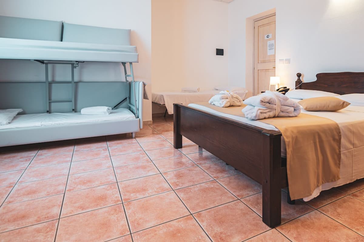 Ein Hotelzimmer mit Bett, einer Couch und einem kleinen Tisch.