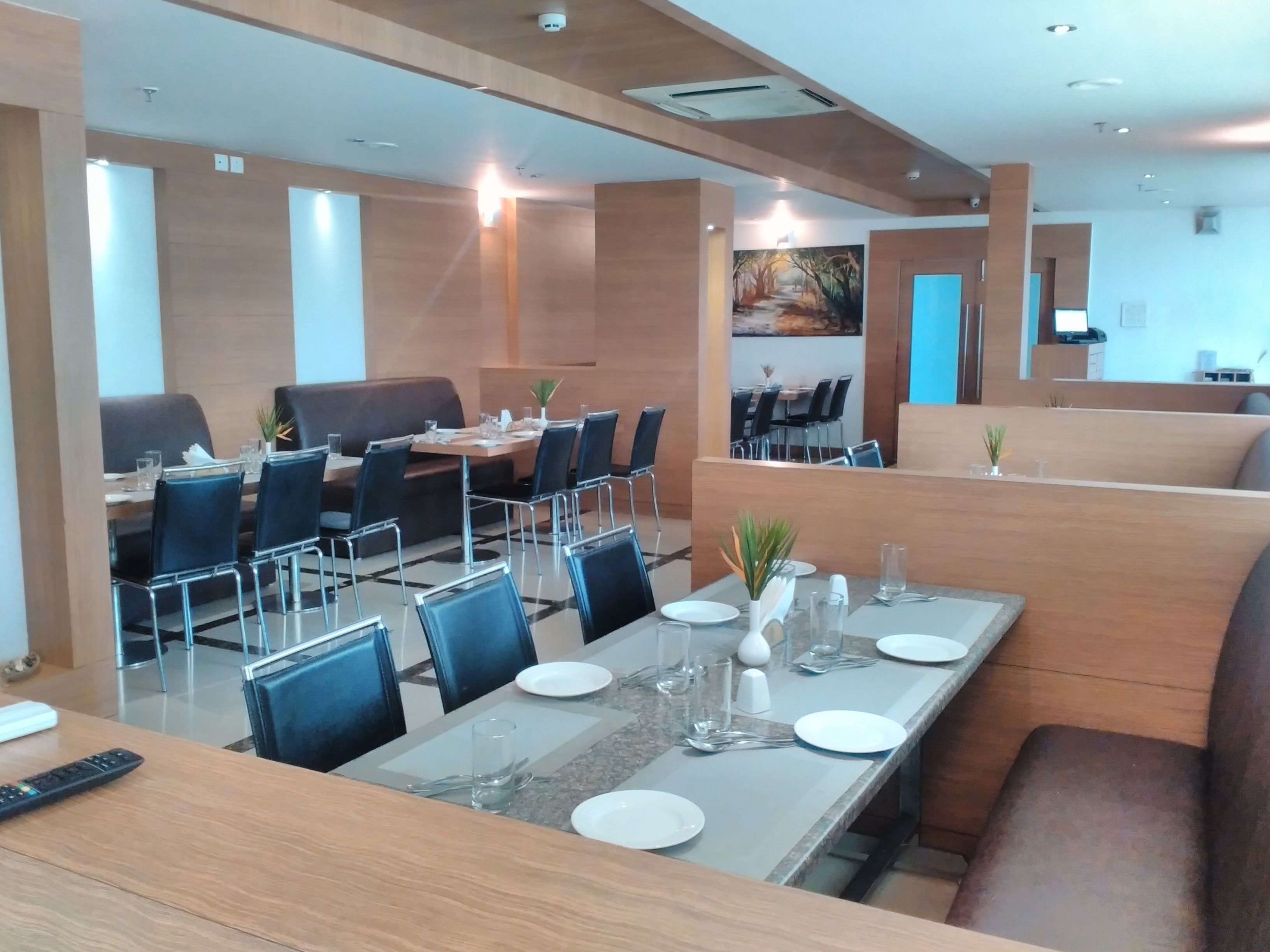 Lunch, dinner, brunch served; international cuisine 