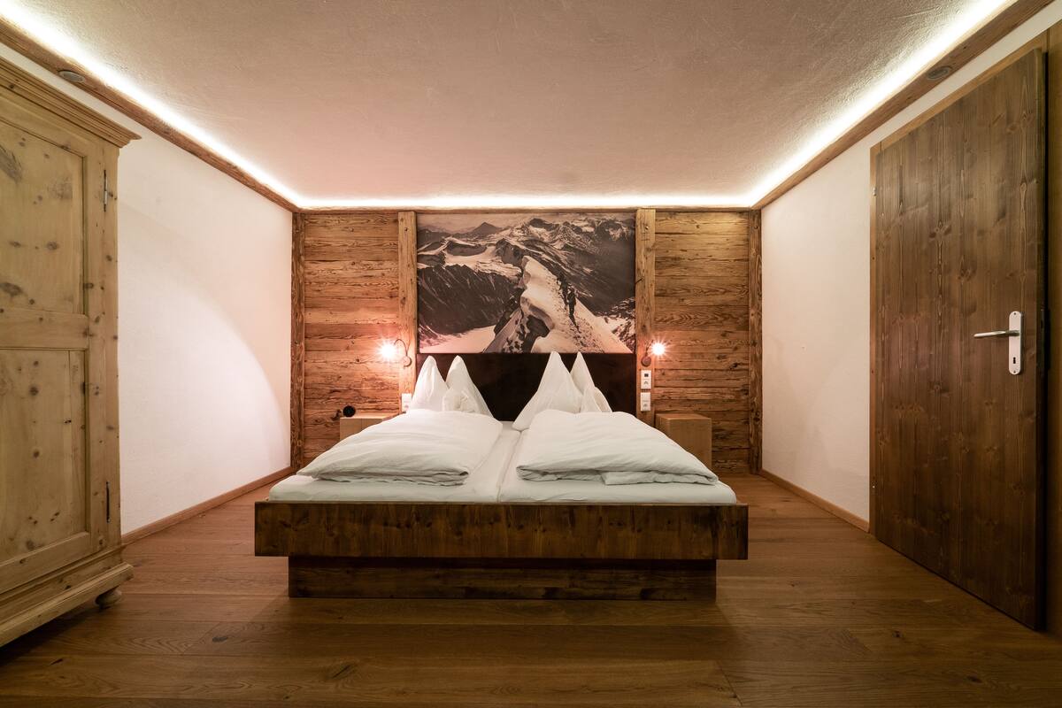 Premium bedding, in-room safe, soundproofing, iron/ironing board