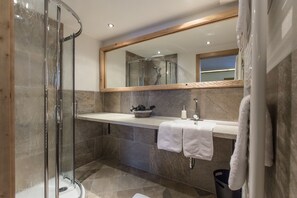 Bồn tắm và buồng tắm vòi sen riêng, máy sấy tóc, khăn tắm, dầu gội
