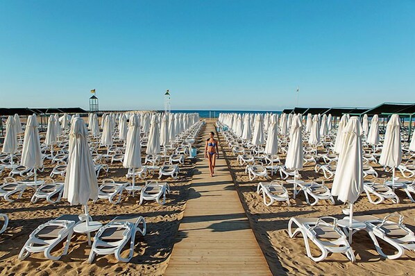 Plage privée, chaises longues, parasols, bar de plage